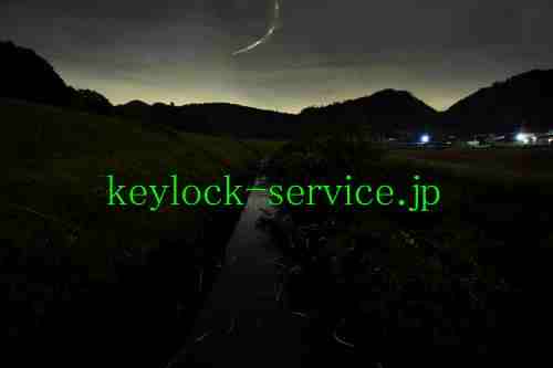 滋賀県蒲生郡日野町、激しい雷雨の中水路を舞う蛍。夜空に走った稲妻とともに　滋賀ロックサービス