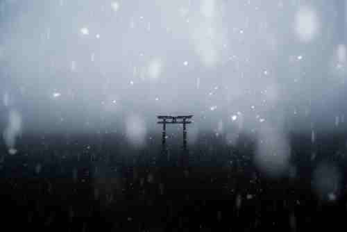 滋賀県高島市、冬の琵琶湖に浮かぶ白髭神社の大鳥居。滋賀ロックサービス