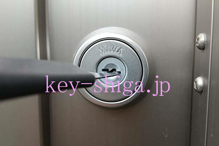 ピッキング不可能(あるいは困難)なカギ、バンプキー対策の鍵に交換する。